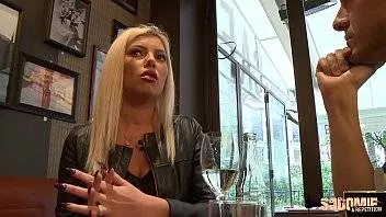 O Fute La Hotel Sa Scape De Sotie Ca Il Spioneaza Mereu