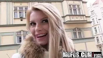 Se Gandeste La Inghetata Cand Suge Pula