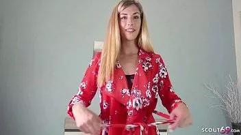 Femeia Sub Rochia Rosie Are Chilotei Tanga