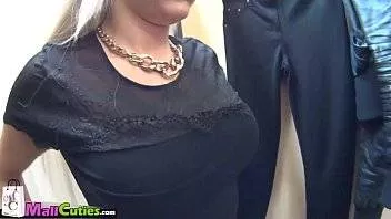 Ele Sunt Acele Pasarici Care Accepta Sa O Suga Unor Necunoscuti