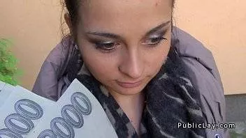 O Ia In Gura Intr-Un Loc Public Si Spectaculos