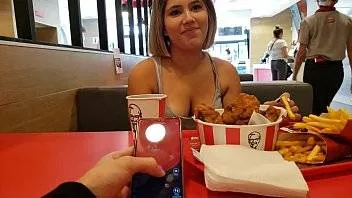 Ii Da De Mancare Si Apoi O Fute In Vagin
