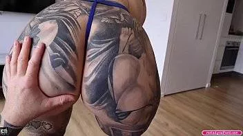 Ea Are Cur Mare Si O Pasarica Foarte Mica