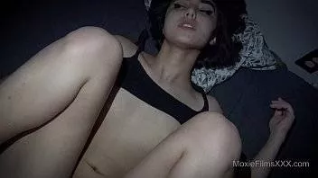Femeia Bruneta Vrea Sa Isi Futa Pizda Dur
