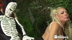 Trib din africa plin de masculi fututi de milfa blondina turista