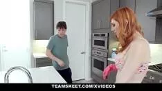 Mama vitrega sexy aproape goala prin casa sex cu baiatul dotat