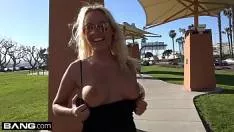 Athena Palomino blonda belea face muie in masina si sex neprotejat
