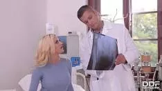 Blonda la control ginecologic muie si frecus pula intre picioare