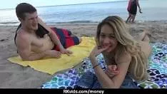 Puicute sexy primesc cash ca sa o suga pe plaja