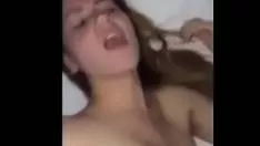 Pizda cu tanga rosie geme de placere