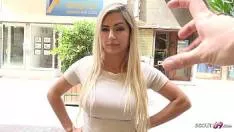 Spanioloaica blonda negociaza pretul pe strada