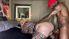 Blonda fututa de un negru cu pula giganta