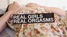 Orgasm puternic cu o pustoaica bruneta care se satisface cu un dildo roz