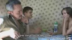 Bunaciune sta capra pe canapea si e fututa in pizda