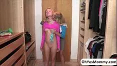 Doua blonde perfecte sunt dornice sa se linga si sa se masturbeze