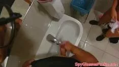 Gaseste O Curva Intr-Un Moll Si O Plateste Sa Se Futa In Wc-Urile Localului