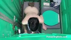 Filmata Cand Suge Pula La 20 De Barbati Intr-Un Wc Public