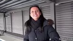 Latina cu parul cret se fute bine cu un strain de pe strada