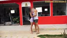 Fetele doresc sa traga o partida de sex cu un barbat dotat si il gasesc pe acest tip paros