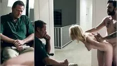 Pe catedra clasei isi urca colega si o fute in pizda foarte pervers si tare asa cum nu