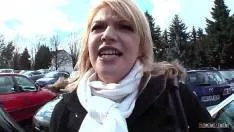 Ii saruta umerii si gatul acestei blonde frumoase si doreste sa o faca pe aceasta