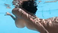 Latina care sta capra isi etaleaza formele frumoase