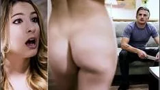 Are sanii frumosi atat ea cat si prietena ei si se dezbraca sa faca sex in masina
