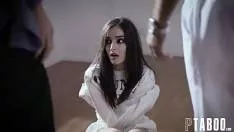 Baga degetele in pizda dupa care o fute ca ii este drag