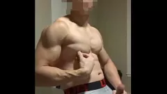 Băiatul muscular asiatic care mângâie și ejaculează