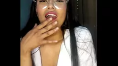 Gospodina brunetă sexy se masturbează cu dildo și se udă pentru pacient