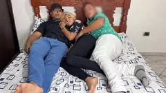 Skinny Latina GF în blugi primește antrenament anal de la BF și prieten