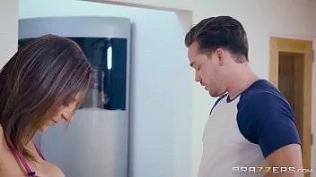 Catalin Face Fericita O Femeie Bruneta Tatoasa