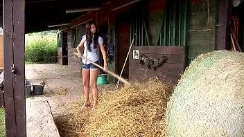 Simona E De La Tara Si Iubeste Sa Se Masturbeze In Fan
