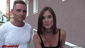 Se Combina Cu Doua Curve Si Le Schimba Intre Ei Sa Le Dea Muie