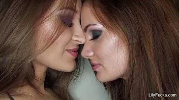 Doua Pizde Frumoase Se Ating Cu Mana La Pizda Si Au Orgasm