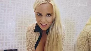 Blonda Frumoasa Isi Baga Degetele In Pasarica Si O Face Sa Se Simta Minunat