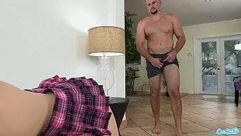 Are O Fantezie Cu O Vecina Tatoasa Dar El Fute O Jucarie