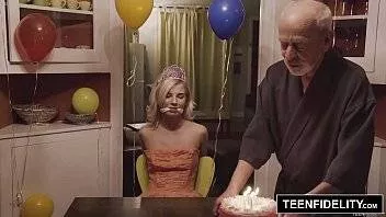 Blonda Curva Salvata De Un Vecin Ca Nu Voia Sa Futa Si Sa Omoare De Inima Un Client Mos