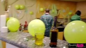 Doua Pizde Tinere Se Fut Cu Acelasi Barbat Pentru Prima Data In Trei