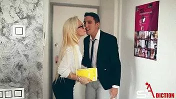 O Secretara Blonda Face Sex Cu Barbatii Ce Pot Fi Clienti