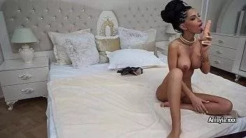 O Bruneta Linge Un Dildo Pe Care Il Baga In Pizda Pe Tot