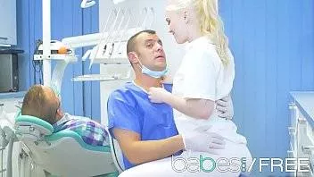 Tanara Blonda Linge Pula Si Se Fute Cu Mediul Dentist Cand Un Pacient Este Anesteziat
