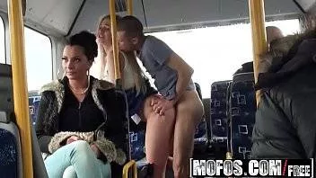 O Blonda Se Fute Intr-Un Autobuz Cu Un Calator