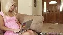 Doua Tinere Blonde Lesbiene Se Joaca Impreuna