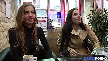 Acest Barbat Fute Doua Fete Convinse Sa Fie Actrite Porno